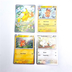 (Gratis ved køb for 600kr) - Pokemon adventure Chest Promo Pickachu, Pawmo, Tandemaus, Pawni 